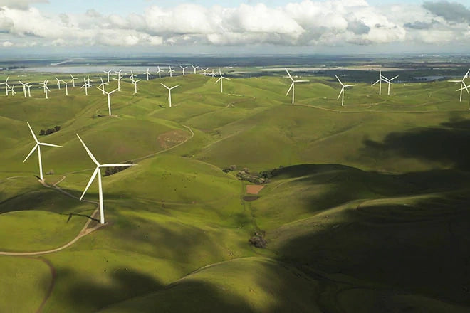 Grüne Landschaft mit Windrädern für nachhaltige Druckmedien für eine umweltfreundliche Renovierung
